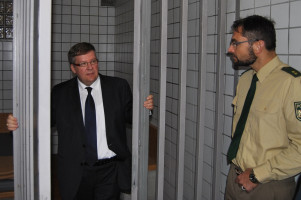 Dienststellenleiter Frank Eckhardt (rechts) im Gespräch mit Volkmar Halbleib in einer Arrestzelle