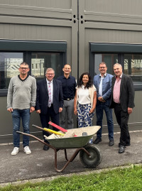Vor den Containerklassenzimmern (von links): Gunnar Leuner, Volkmar Halbleib, Dr. Bernhard Brunner, Christine Haupt-Kreutzer, Klaus Schmidt, Bernhard Schlereth. (Foto: Andreas Löffler)