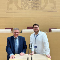 MdL Volkmar Halbleib mit seinem Praktikanten Joseph Gieg bei seinem Besuch im Maximilianeum Juni 2024