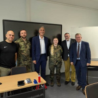 Die Abgeordneten Halbleib (ganz rechts) und Schmid (dritter von links) gemeinsam mit dem Leiter der Schule Marcus Rasim (zweiter von rechts) sowie der Lehrkraft Gerd Lehnert und zwei Lehrgangsteilnehmenden