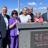 Versöhnungsmarsch in Brno, Gedenkstein in Pohrlitz: Volkmar Halbleib, Christa Naaß, Kathrin Pollack, Libor Rouček, Helena Päßler und Bernd Klippel. (v.l.n.r.)