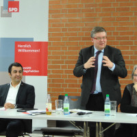 Volkmar Halbleib und Arif Taşdelen beim Runden Tisch zur Integration im Stadtteilzentrum Kitzingen.