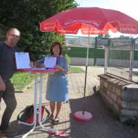 Cord Tappe und Ingrid Stryjski sammeln Unterschriften für einen barrierefreien Ochsenfurter Bahnhof