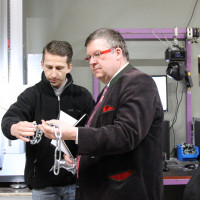 Stefan Büttner (von links), Mitarbeiter in der Qualitätskontrolle, erläuterte Volkmar Halbleib und Klaus Schmidt seine Aufgabe.
