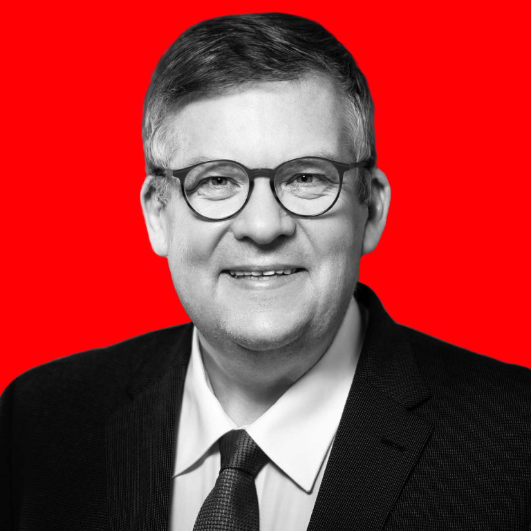 Pressefoto 2 Schwarz-Weiß auf Rot